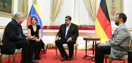 Andrej Hunko (l.) am Dienstag in Caracas beim Gespräch mit Präsi...