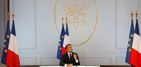 Vor den Bannern Frankreichs und der EU: Emmanuel Macron am Donne...
