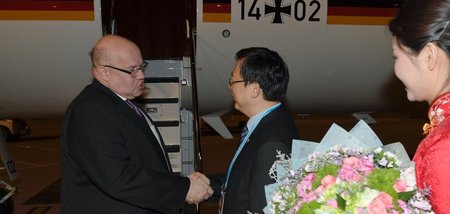 Der Bundeswirtschaftsminister bei seiner Ankunft in Peking (25.4...