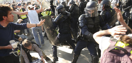 Staatsmacht in Aktion: Polizisten schlagen auf »Gelbwesten« ein 