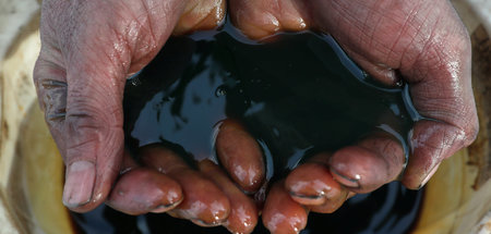 Arbeiter zeigt Erdölprobe des Jarakta-Ölfelds (Irkutsk, 11. März...