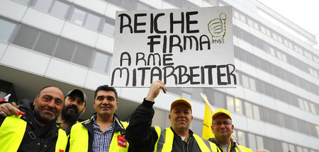 Zusammenhang erkannt: Flughafenbeschäftigte während eines Streik...