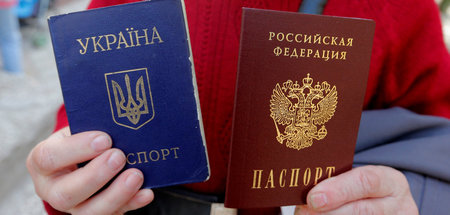 Eine Frau mit ukrainischem und russischem Pass 2014 in Simferopo...