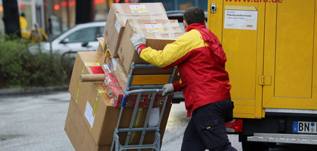 Ein Paketbote der Post bei der Arbeit