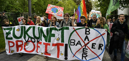 Protest vor der Aktionärshauptversammlung von Bayer am Freitag i...