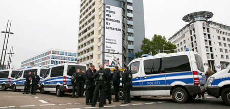 Am Rande einer Demonstration gegen rechte Gewalt in Chemnitz (1....
