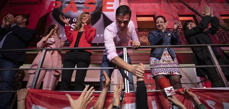 Spaniens Ministerpräsident Pedro Sánchez feiert am Wahlabend in ...