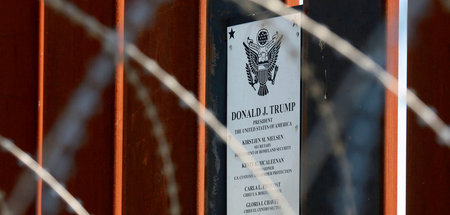 Plakette in Erinnerung an einen Besuch Donald Trumps am Grenzzau