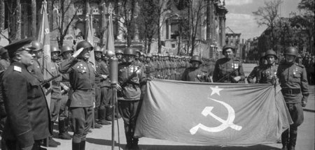 Soldaten der Roten Armee verabschieden in Berlin die sowjetische...