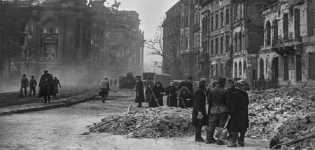 Aufräumarbeiten zwischen Reichstag und Brandenburger Tor durch B...