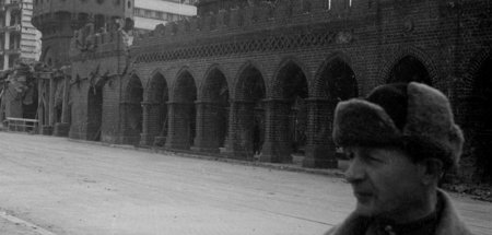 Sowjetischer Soldat vor der Oberbaumbrücke in Berlin (Mai 1945)