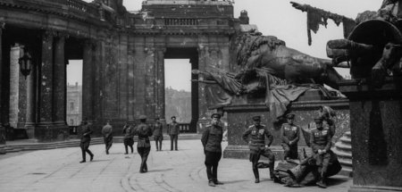 Rotarmisten am Kaiser-Wilhelm-Nationaldenkmal vor dem Berliner S...