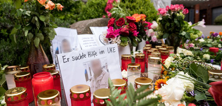 Blumen und Kerzen für den getöteten Patienten auf dem UKE-Geländ... Blumen und Kerzen für den getöteten Patienten auf dem UKE-Geländ...