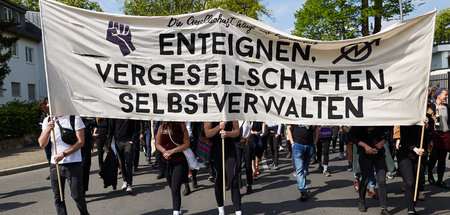 Friedlich, aber mit radikalen Losungen wurde im Berliner Villenv... Friedlich, aber mit radikalen Losungen wurde im Berliner Villenv...