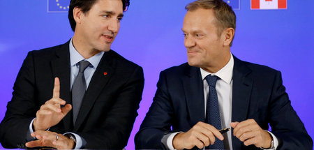 Kanadas Premier Justin Trudeau (l.) und EU-Ratspräsident Donald ...