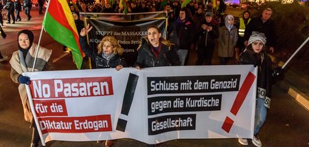 Kurdinnen und Kurden demonstrieren in Berlin gegen die Politik d...