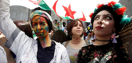 »Algerien wird vom Volk geschützt«: Inschrift auf dem Hals einer... »Algerien wird vom Volk geschützt«: Inschrift auf dem Hals einer...