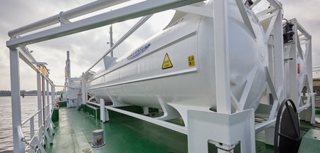 Container mit »Freiheitsgas« auf einer LNG-Hybrid-Barge in Hambu... Container mit »Freiheitsgas« auf einer LNG-Hybrid-Barge in Hambu...