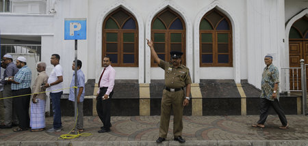 Srilankische Muslime vor dem Freitagsgebet in Colombo (3.5.2019) Srilankische Muslime vor dem Freitagsgebet in Colombo (3.5.2019)