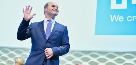 Martin Brudermüller, Vorsitzender des Vorstands von BASF, zeigt ... Martin Brudermüller, Vorsitzender des Vorstands von BASF, zeigt ...