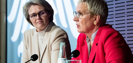Einbildung ist ’ne Bildung: Anja Karliczek (CDU, l.), Bundesmini... Einbildung ist ’ne Bildung: Anja Karliczek (CDU, l.), Bundesmini...