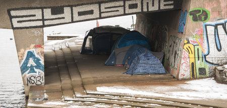 Zelte von Wohnungslosen unter der Hamburger Kennedybrücke (29.3.... Zelte von Wohnungslosen unter der Hamburger Kennedybrücke (29.3....