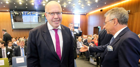 BDI-Präsident Dieter Kempf bietet Bundeswirtschaftsminister eine