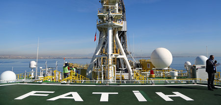 Hubschrauberlandeplatz auf dem türkischen Bohrschiff »Fatih« (30... Hubschrauberlandeplatz auf dem türkischen Bohrschiff »Fatih« (30...
