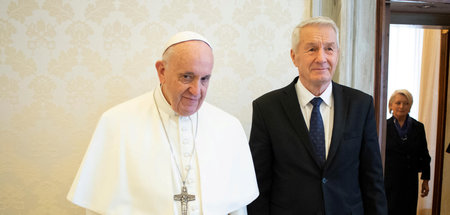 Thorbjørn Jagland (r.), Generalsekretär des Europarats, mit eine...