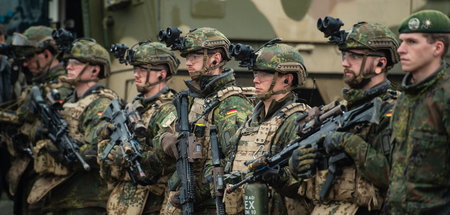 Bereit zum Kriegsspiel: Bundeswehr-Soldaten bei einer Übung im G... Bereit zum Kriegsspiel: Bundeswehr-Soldaten bei einer Übung im G...
