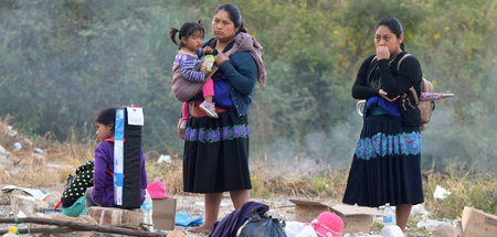 Gewaltsam vertriebene indigene Frauen mit ihren Kindern auf dem ...