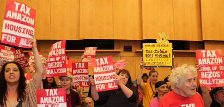 »Besteuert Amazon« fordern Demonstranten während einer Sitzung d...