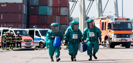 Feuerwehrleute in Schutzanzügen während einer Übung im Hamburger...