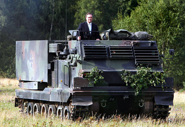 Wehrminister Franz Josef Jung auf Probefahrt mit dem Mehrfachrak...