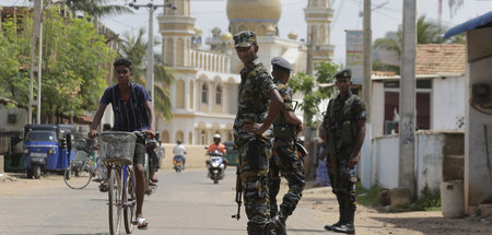 Srilankische Soldaten bewachen am Montag eine muslimische Wohnge...