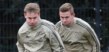 Frisch vom Fließband: Ajax’ Spitzenmodelle Frenkie de Jong (l.) ...