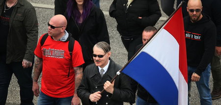 Neonazi zieht am 1. Mai mit niederländischer Flagge durch Duisbu...