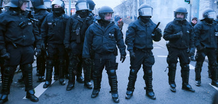 Nicht zu erkennen: Polizeikräfte am Rande einer Demonstration zu...