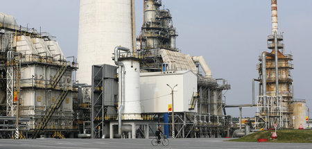 Am Ausgangspunkt von Pipelines: Rosneft-Raffinerie im russischen...