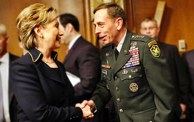 Stets siegessicher: US-Senatorin Hillary Clinton und General Pet...