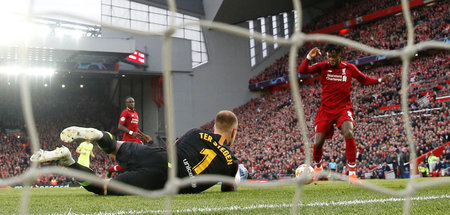 Der erste Streich: Divock Origi (r.) kommt gerade auf den Geschm...