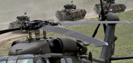 Deutscher Panzerverband und US-Helikopter während der Übung »Nob...