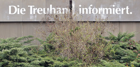 Schriftzug auf einem alten Pavillon in Leipzig (12.4.2012) Schriftzug auf einem alten Pavillon in Leipzig (12.4.2012)