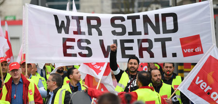 Beschäftigte auf dem Weg zu einer Kundgebung am Flughafen Frankf