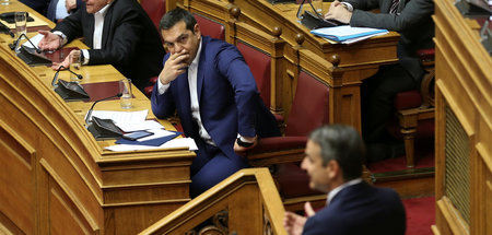 Der griechische Premier Alexis Tsipras (M.) und der Oppositionsf...