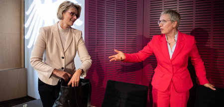 Bildungsministerin Anja Karliczek (CDU, l.) und die Vorsitzende ...