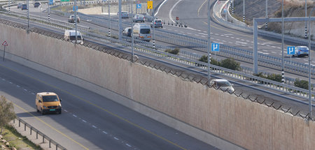 Vorn im Bild eine neu eröffnete Fahrbahn für palästinensische Fa...