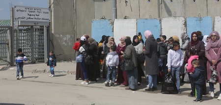 Palästinensische Frauen und Kinder warten am israelischen Militä...