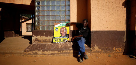 Ein Unterstützer des ANC am Donnerstag im Township Diepkloof in ...