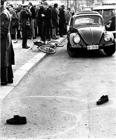 Polizisten sichern die Stelle am Kurfürstendamm in Westberlin, a...